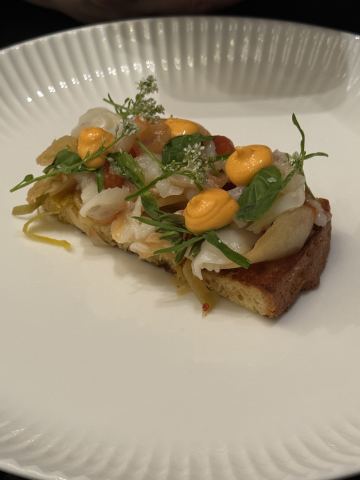 Brioche panino, Languste, Nduja, saurer Lauch, Tomate, Apfel
