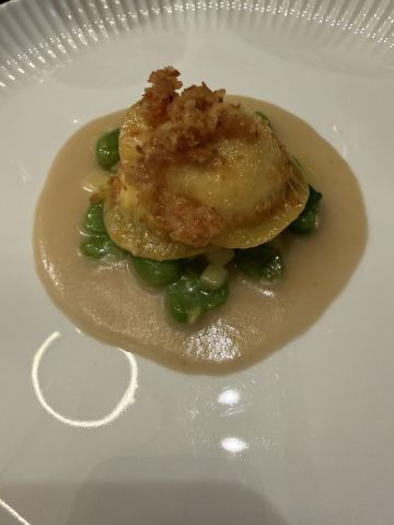 Ravioli i Ricotta, Fave, Cannelini, Minze, Kartoffel-Crunch
