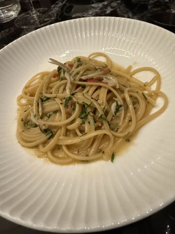 Linguine mit Schwertmuscheln, Petersilie, Zitrone, grüne Peperoncini